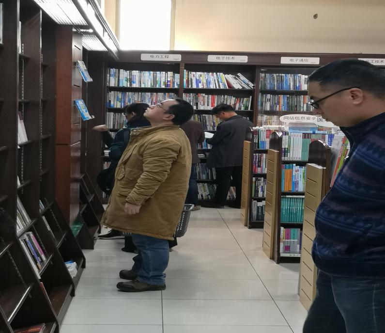 图书馆开展“你选书，我买单”图书现采活动
