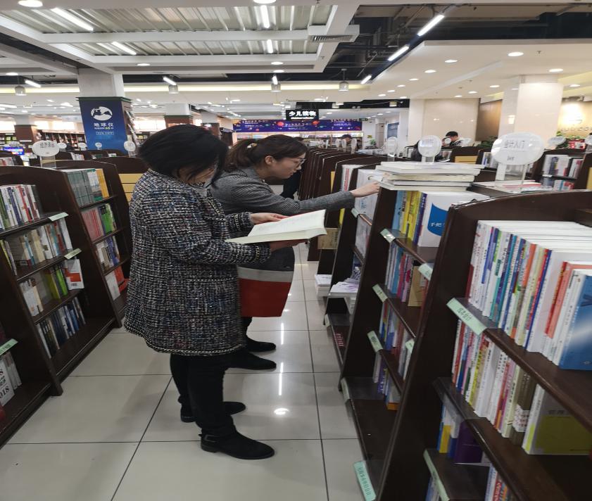 图书馆开展“你选书，我买单”图书现采活动