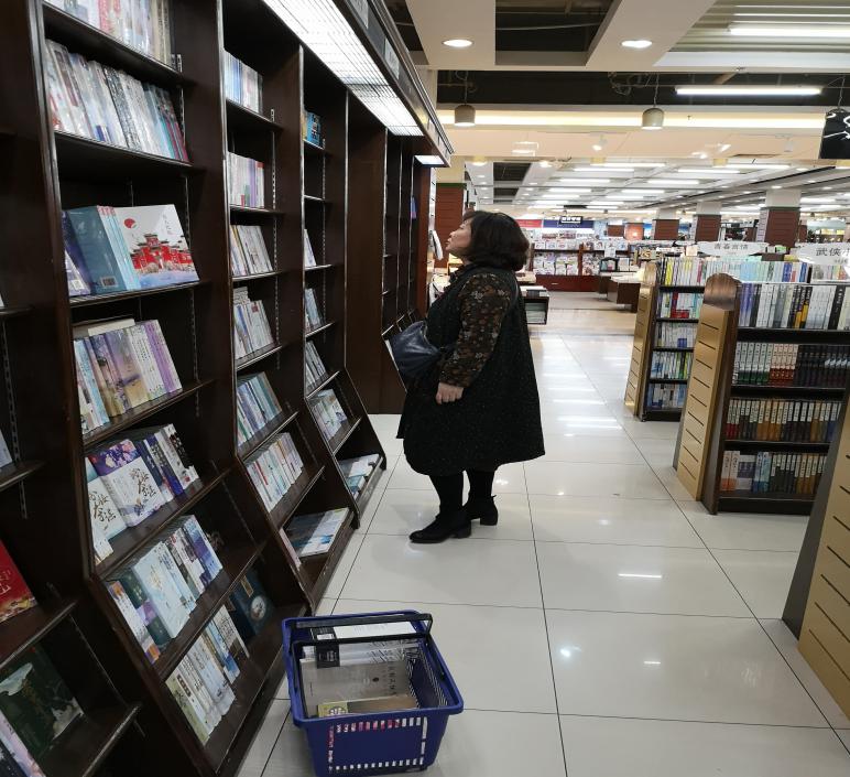 图书馆开展“你选书，我买单”图书现采活动