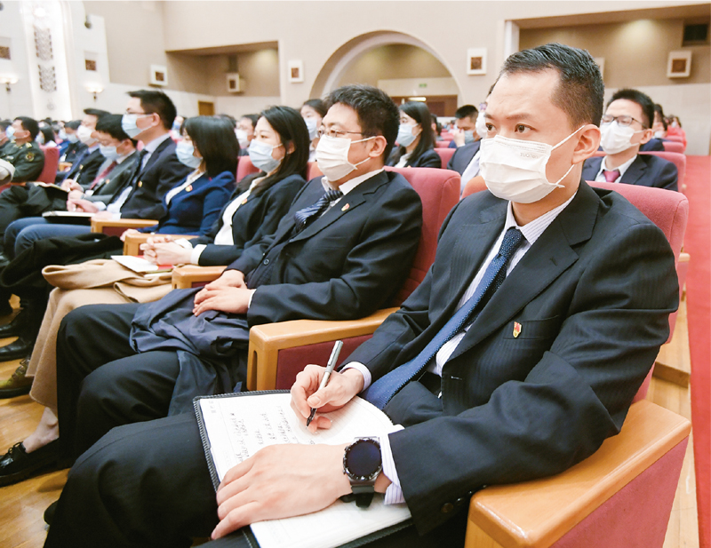 2021年3月16日，党史学习教育中央宣讲团首场报告会在京举行，图为参会人员在听报告。 新华社记者 陈晔华/摄
