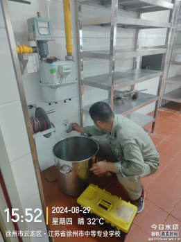 拖龙山和楚河两校区食堂“三防”、“灭四害”专项处理现场